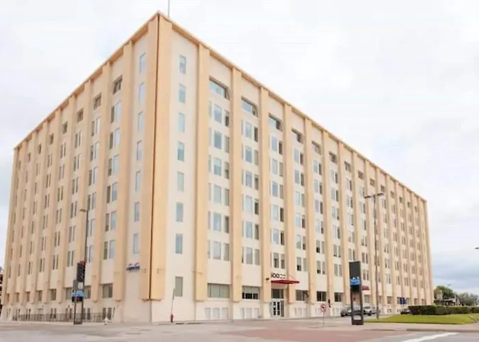 Stunning Downtown Apartment With Pool, Laundry, Parking