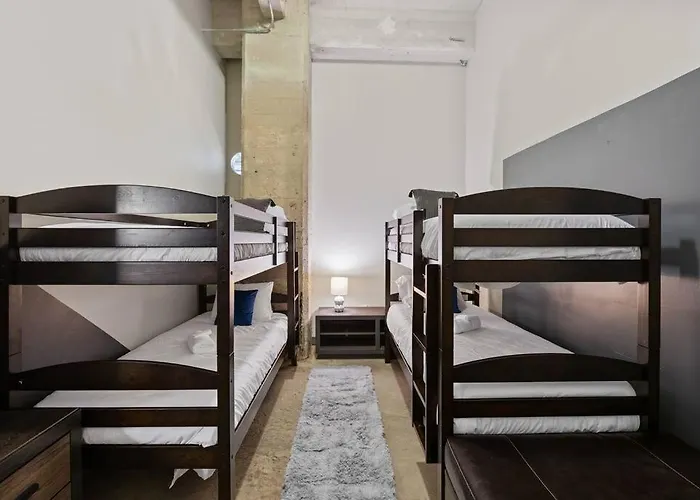 Stunning Downtown Apartment With Pool, Laundry, Parking