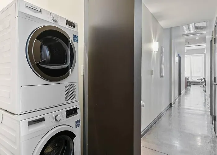 Stunning Downtown Apartment With Pool, Laundry, Parking
