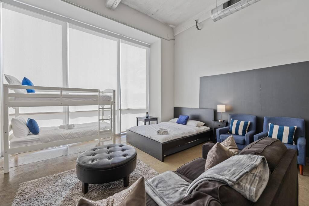 Apartment Stunning Downtown With Pool, Laundry, Parking