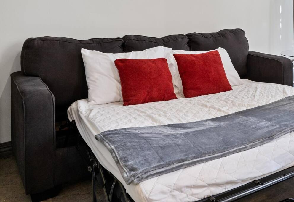 Apartment Stunning Downtown With Pool, Laundry, Parking
