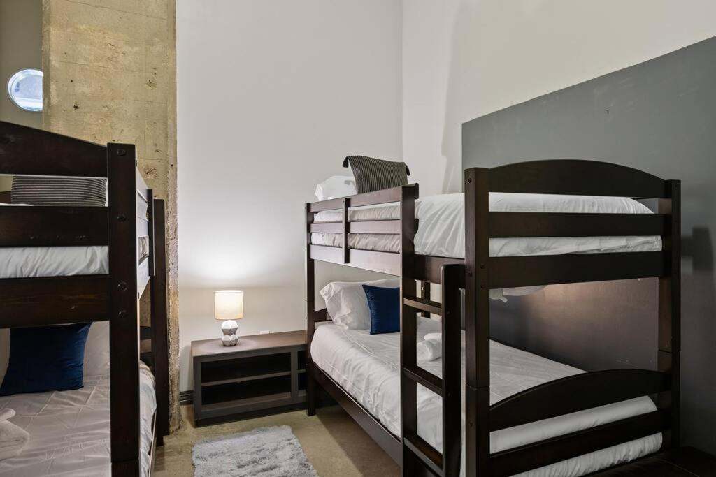 Apartment Stunning Downtown With Pool, Laundry, Parking *