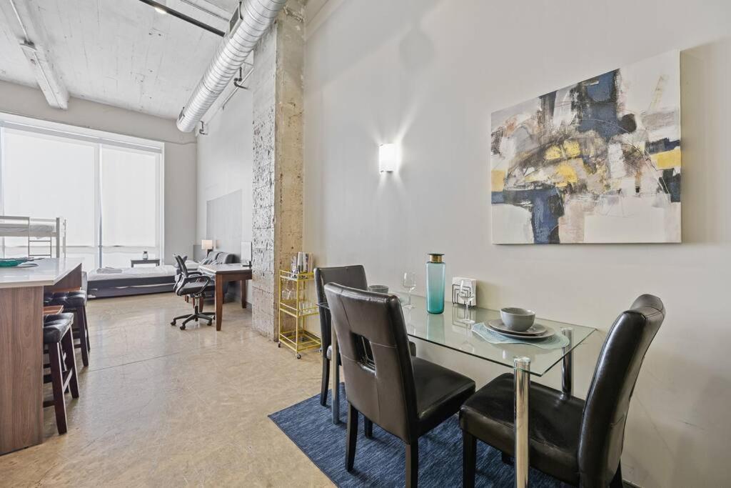 Stunning Downtown With Pool, Laundry, Parking * Dallas